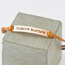 Lade das Bild in den Galerie-Viewer, Dezentes Armband mit länglicher Gravur Bracelet Loanya Roségold Braun