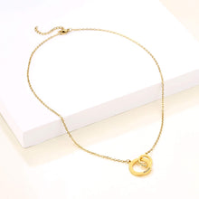 Lade das Bild in den Galerie-Viewer, LOANYA Personalisierte Halskette mit verschlungenen Ringen Loanya